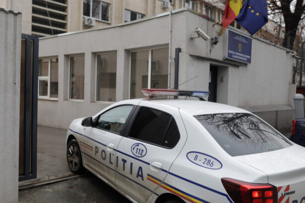 un barbat a trecut nestingherit pe sub poarta arestului central dupa fier vechi intrarea pazita de batalionul 8 al jandarmeriei 6a5777f9c9b4e