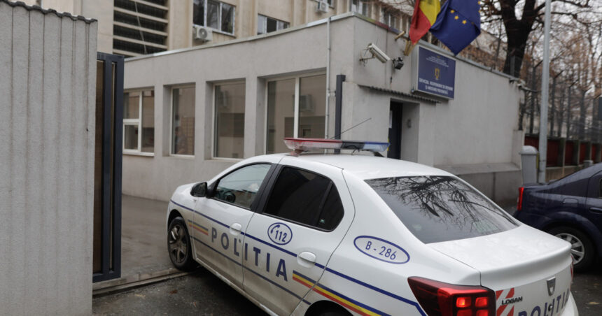 un barbat a trecut nestingherit pe sub poarta arestului central dupa fier vechi intrarea pazita de batalionul 8 al jandarmeriei 6a5777f9c9b4e