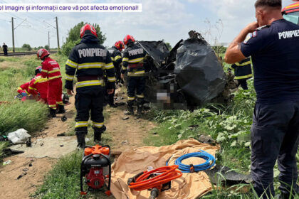 video accident grav in ialomita o masina a fost lovita de un tren de calatori doua persoane au murit iar doi copii au fost raniti 6a47868443782