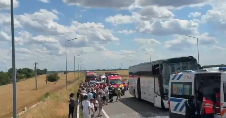 video accident grav intre un autocar cu 60 de persoane si un autotren in calarasi a fost activat planul rosu de interventie 6a4fa41253c68