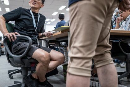 video caldura extrema in japonia angajatii guvernamentali au permisiunea sa vina in pantaloni scurti pentru a economisi aerul conditionat 6a5738b2cbff6
