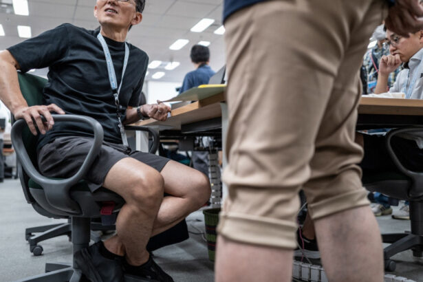 video caldura extrema in japonia angajatii guvernamentali au permisiunea sa vina in pantaloni scurti pentru a economisi aerul conditionat 6a5738b2cbff6