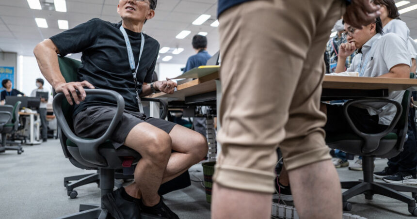 video caldura extrema in japonia angajatii guvernamentali au permisiunea sa vina in pantaloni scurti pentru a economisi aerul conditionat 6a5738b2cbff6