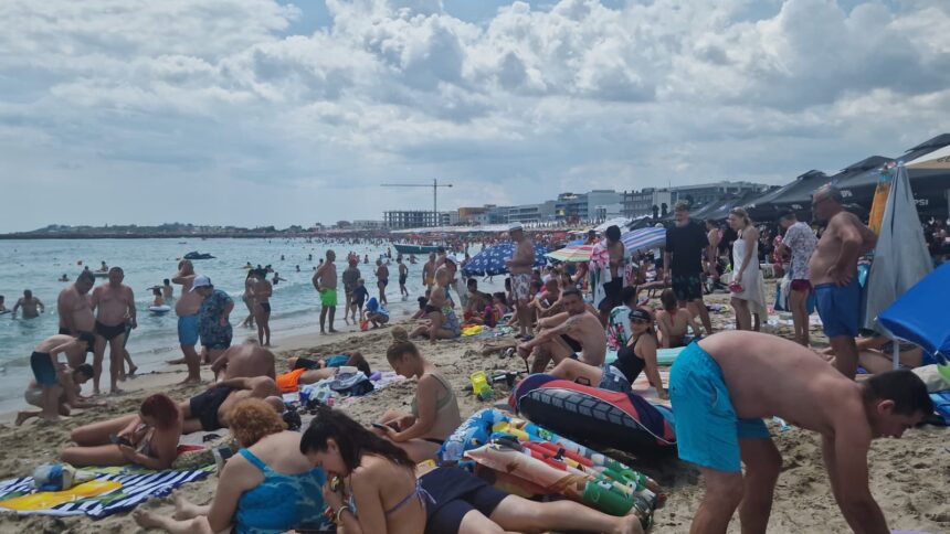 video foto eforie nord luata cu asalt de turisti zeci de mii de oameni si au petrecut weekendul la mare 6a6719437cf99