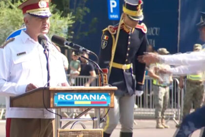 video incident la ceremonia de ziua aviatiei un militar aproape ca lesina langa seful armatei care il ignora si isi continua discursul 6a5ca58b7cb6d