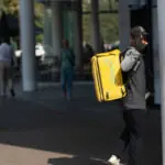 video inspectorii anpc au gasit gandaci si mizerie in gentile unor livratori de mancare seful institutiei fenomenul este extrem de extins 6a5799fc54b37