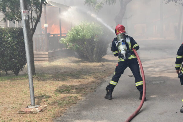 video interventie a pompierii romani in franta ei au evacuat peste 150 de butelii gpl dintr un camping 6a476dba8e8da