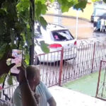 video mai multe femei imping un microbuz blocat in trafic in galati in timp ce barbati aflati la terasa filmeaza si comenteaza 6a508fb3c0c6b