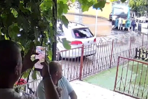 video mai multe femei imping un microbuz blocat in trafic in galati in timp ce barbati aflati la terasa filmeaza si comenteaza 6a508fb3c0c6b