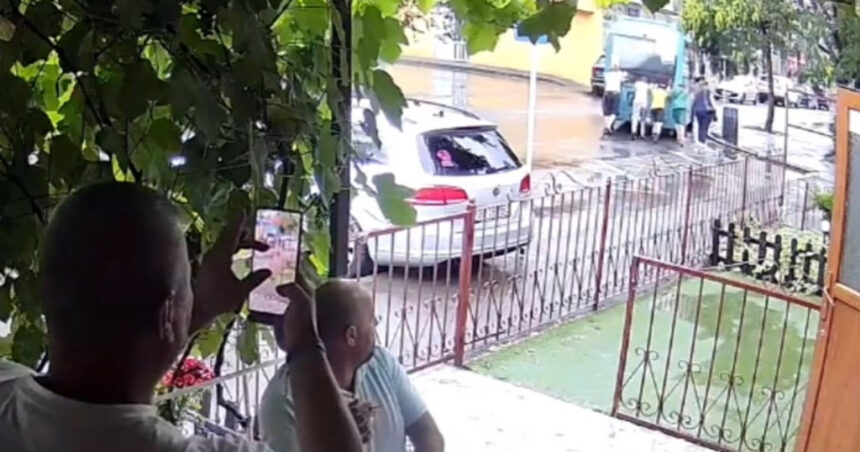video mai multe femei imping un microbuz blocat in trafic in galati in timp ce barbati aflati la terasa filmeaza si comenteaza 6a508fb3c0c6b