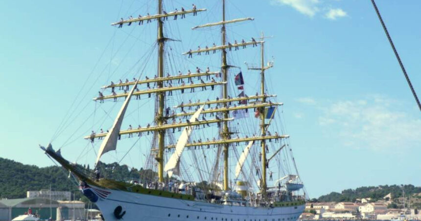 video nava scoala mircea la parada velierelor din new york 6a497d12085de