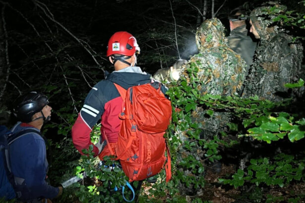 video operatiune de 10 ore pentru salvarea a doi ucraineni epuizati bilantul salvamont maramures cinci misiuni in 24 de ore 6a65f173a1ba4