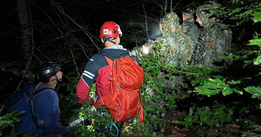 video operatiune de 10 ore pentru salvarea a doi ucraineni epuizati bilantul salvamont maramures cinci misiuni in 24 de ore 6a65f173a1ba4