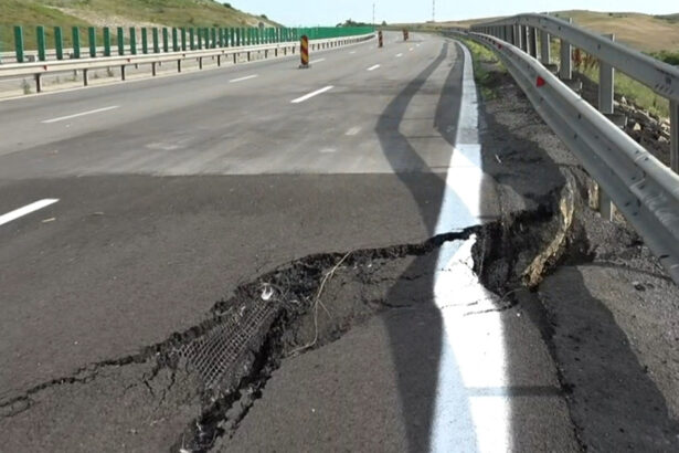 video pericol pe a10 sebes turda o portiune de drum s a surpat circulatia este restrictionata 6a4b6598e1b1c