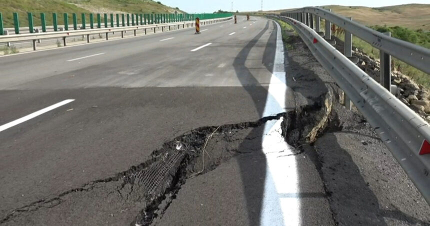 video pericol pe a10 sebes turda o portiune de drum s a surpat circulatia este restrictionata 6a4b6598e1b1c