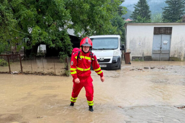video peste 4 300 de persoane au primit ajutor medical in weekend viitura de la busteni a blocat dn1 si a surprins zeci de masini 6a5dc92a1bf74