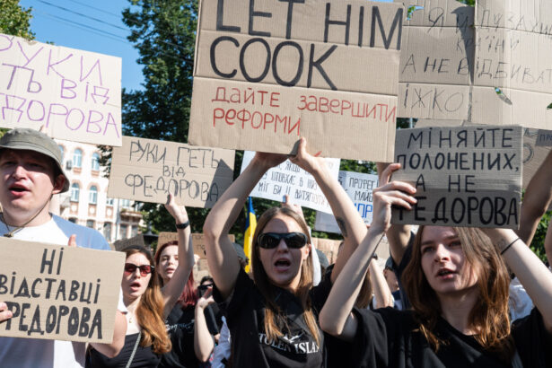 video ucrainenii s au adunat la kiev pentru a protesta fata de demiterea ministrului apararii mihailo fedorov 6a58984187837