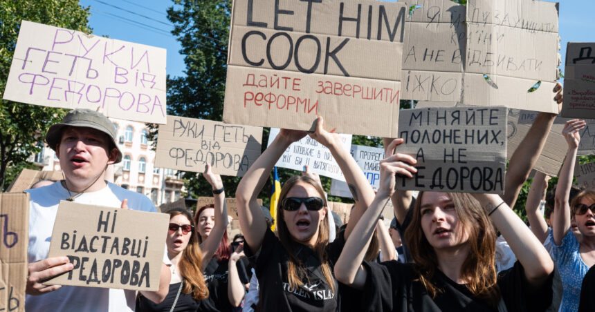 video ucrainenii s au adunat la kiev pentru a protesta fata de demiterea ministrului apararii mihailo fedorov 6a58984187837