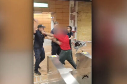 video un barbat a fortat poarta de acces la metrou si a spart geamul dintre turnicheti a fost internat la spitalul obregia 6a568ff728bc8