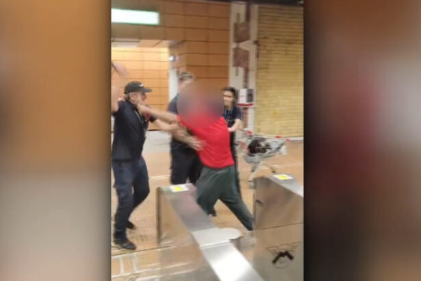 video un barbat a fortat poarta de acces la metrou si a spart geamul dintre turnicheti a fost internat la spitalul obregia 6a568ff728bc8