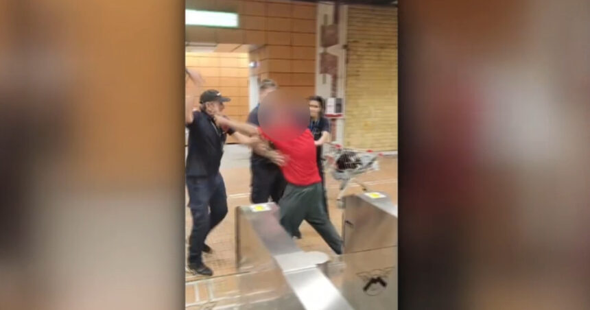 video un barbat a fortat poarta de acces la metrou si a spart geamul dintre turnicheti a fost internat la spitalul obregia 6a568ff728bc8