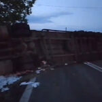 video valea oltului blocata dupa ce un autocamion a patruns pe contrasens si s a rasturnat pe dn7 6a588a31a52df