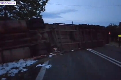 video valea oltului blocata dupa ce un autocamion a patruns pe contrasens si s a rasturnat pe dn7 6a588a31a52df