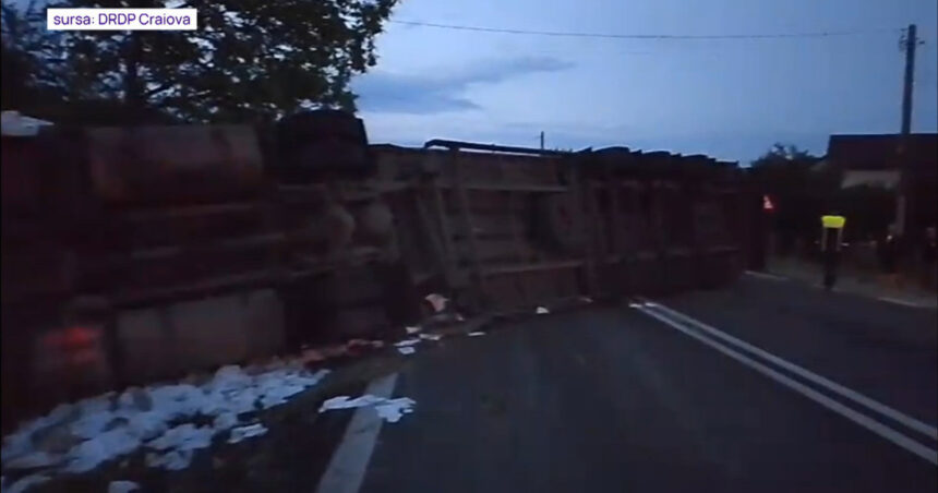 video valea oltului blocata dupa ce un autocamion a patruns pe contrasens si s a rasturnat pe dn7 6a588a31a52df