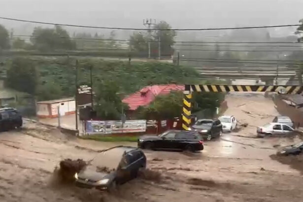 video viitura in busteni dupa o rupere de nori in bucegi dn1 si mai multe strazi inundate 6a5ccf8f3a344