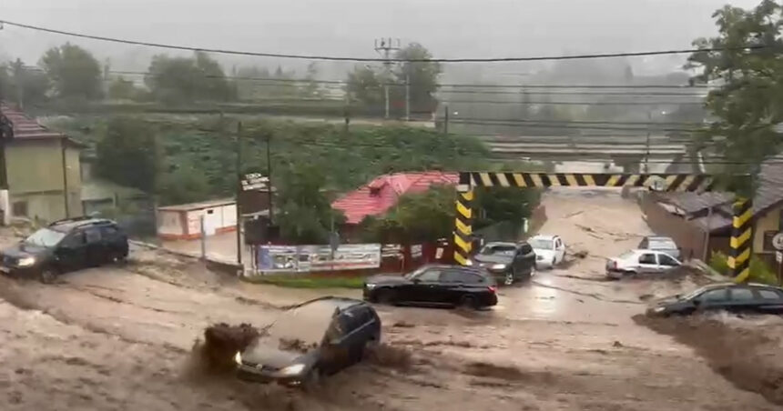 video viitura in busteni dupa o rupere de nori in bucegi dn1 si mai multe strazi inundate 6a5ccf8f3a344