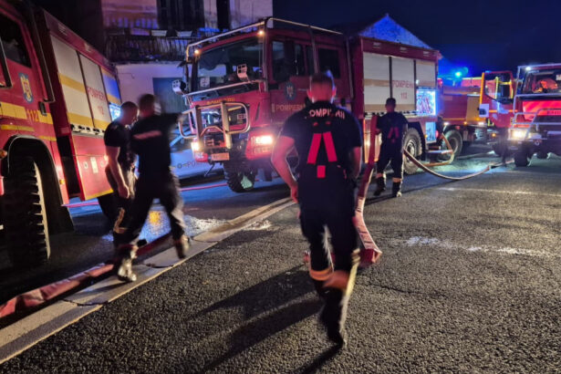 videofoto pompierii romani au intervenit pentru a salva locuinte amenintate de incendiile din franta misiunea continua in conditii dificile 6a4b54541d7d6