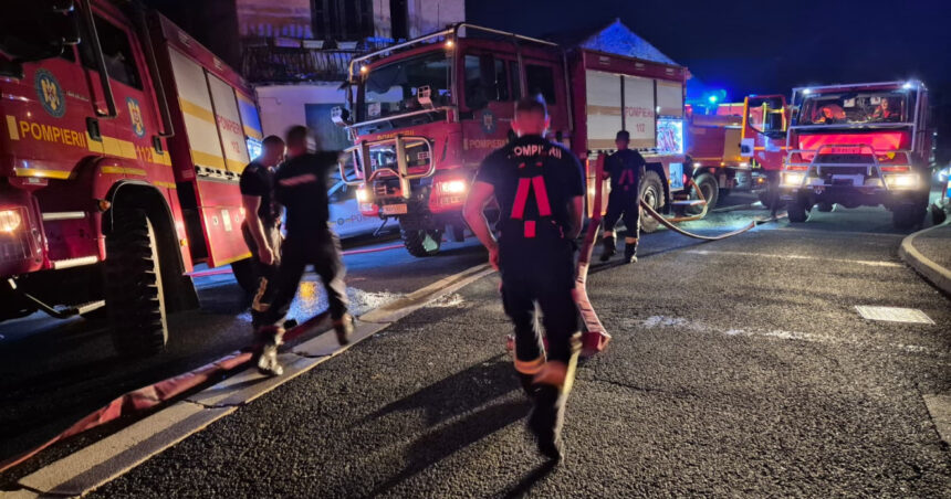 videofoto pompierii romani au intervenit pentru a salva locuinte amenintate de incendiile din franta misiunea continua in conditii dificile 6a4b54541d7d6