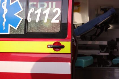 accident grav in valcea un mort si doi raniti dupa ce au cazut cu masina 300 de metri intr o prapastie autoturismul a luat foc 6a896a7a94381