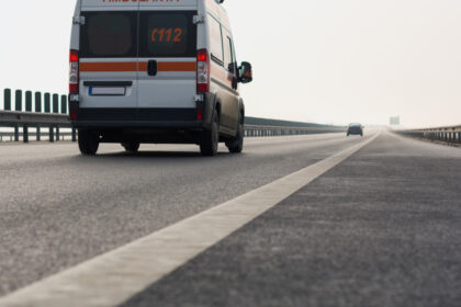 accident in brasov o ambulanta aflata in misiune s a ciocnit cu un autoturism cinci persoane au ajuns la spital 6a899bb54e2d4