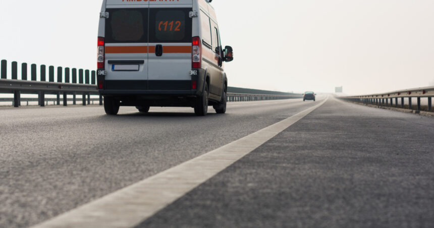 accident in brasov o ambulanta aflata in misiune s a ciocnit cu un autoturism cinci persoane au ajuns la spital 6a899bb54e2d4