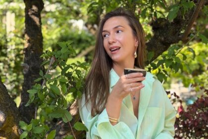 adela popescu aparitie spectaculoasa intr o rochie transparenta la o nunta de la porumb la dantela nu e decat un pas cum a reactionat cosmin selesi cand a vazut o 6a705d8fd865a