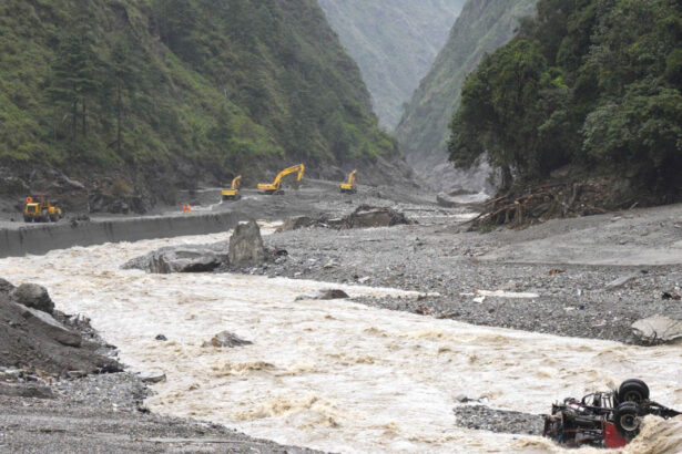 alerta la granita dintre china si nepal lacul format dupa prabusirea unui ghetar a inceput sa se reverse salvatorii au fost retrasi 6a9133ad8d12f