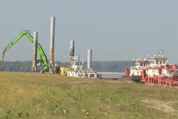 au fost reluate operatiunile pentru scufundarea celor patru barje in dunare pentru a creste debitul la centrala de la cernavoda 6a74a32e91650