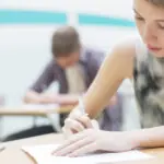 bacalaureat 2026 sesiunea de toamna peste 33 000 de candidati sustin probele scrise la ce ora este programat primul examen 6a75e34131b06