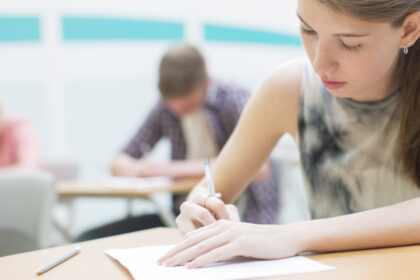 bacalaureat 2026 sesiunea de toamna peste 33 000 de candidati sustin probele scrise la ce ora este programat primul examen 6a75e34131b06