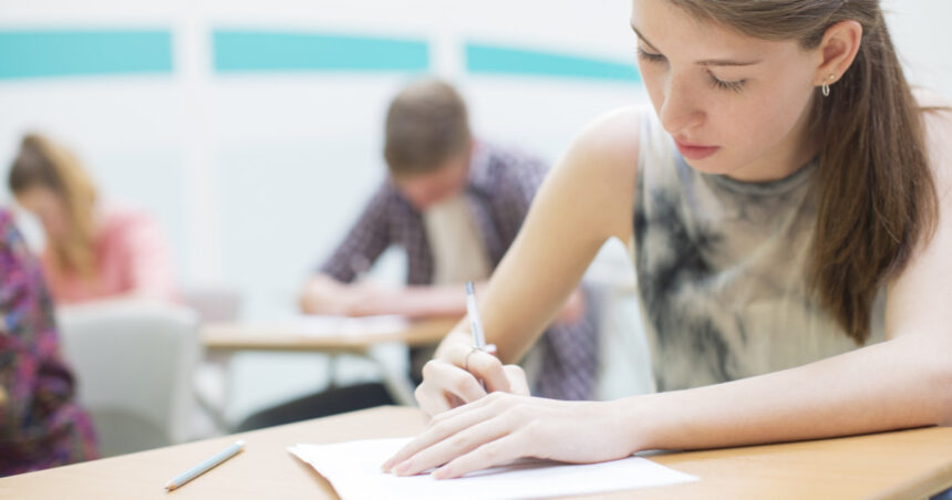 bacalaureat 2026 sesiunea de toamna peste 33 000 de candidati sustin probele scrise la ce ora este programat primul examen 6a75e34131b06
