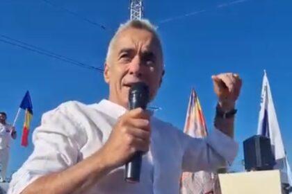 calin georgescu inca o baie de multime vremurile sunt grele pentru toti romanii insa tocmai in aceste vremuri grele vedem cum arata o comunitate foarte puternica 6a6f1c7bca4c5