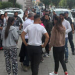 cele sapte persoane care au atacat o ambulanta pentru ca ar fi furat copii raman in arest decizia este definitiva 6a86f8c0cbef7