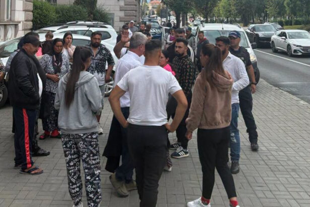 cele sapte persoane care au atacat o ambulanta pentru ca ar fi furat copii raman in arest decizia este definitiva 6a86f8c0cbef7