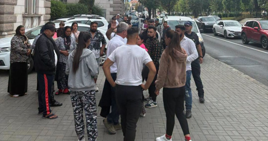 cele sapte persoane care au atacat o ambulanta pentru ca ar fi furat copii raman in arest decizia este definitiva 6a86f8c0cbef7