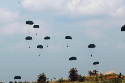doi militari din fortele pentru operatii speciale raniti in timpul unui exercitiu de parasutare ce s a petrecut dupa saltul din avion 6a906470c9b10