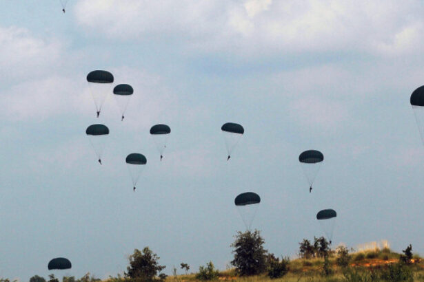 doi militari din fortele pentru operatii speciale raniti in timpul unui exercitiu de parasutare ce s a petrecut dupa saltul din avion 6a906470c9b10
