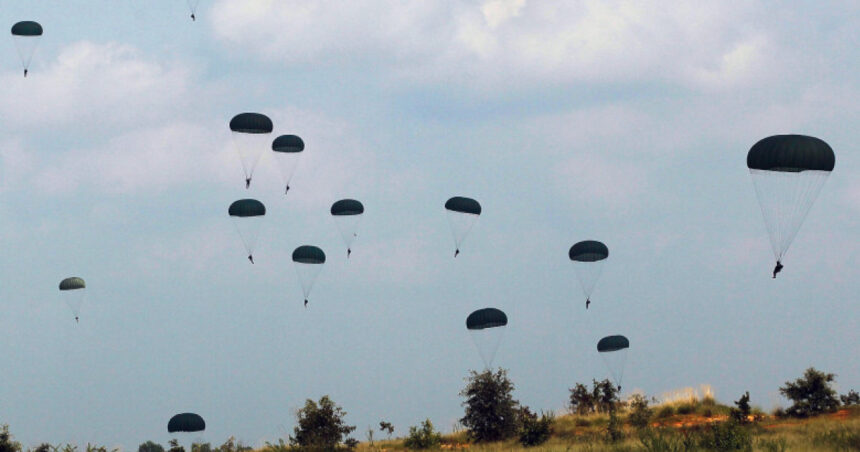 doi militari din fortele pentru operatii speciale raniti in timpul unui exercitiu de parasutare ce s a petrecut dupa saltul din avion 6a906470c9b10