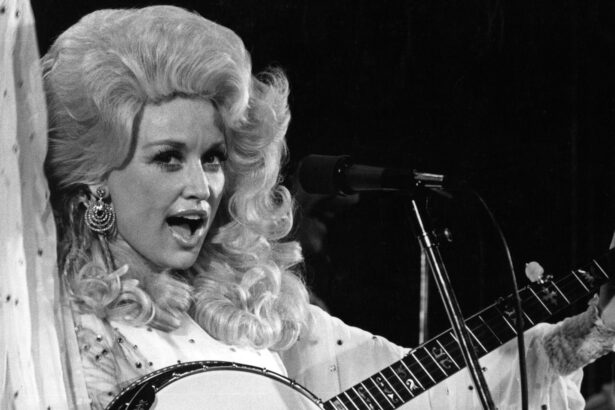 dolly parton papusa blonda a muzicii country cum si a transformat imaginea publica intr o strategie de cariera 6a8efab183384