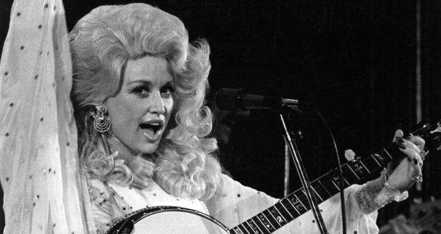 dolly parton papusa blonda a muzicii country cum si a transformat imaginea publica intr o strategie de cariera 6a8efab183384